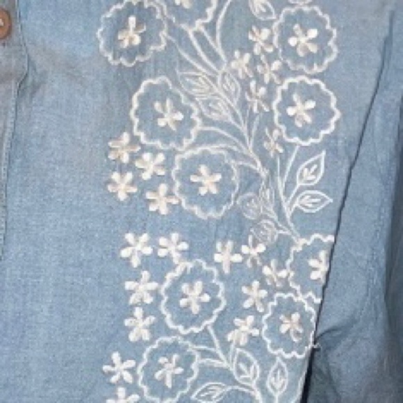 JUST Class light denim blouse with embroidered flowers, all cotton, L, NWOT - Picture 5 of 7